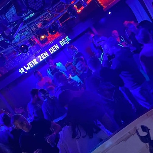 Volle dansvloer met Weir zen den beir op de lichtwand