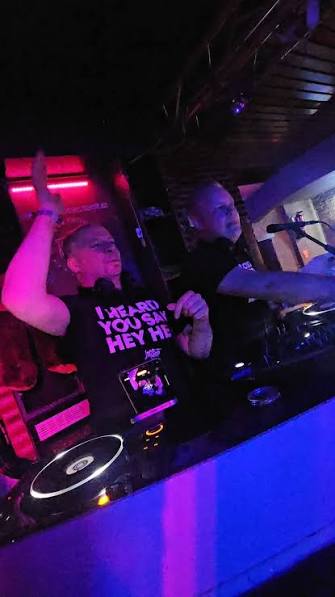 DJ’s draaien muziek achter de draaitafel