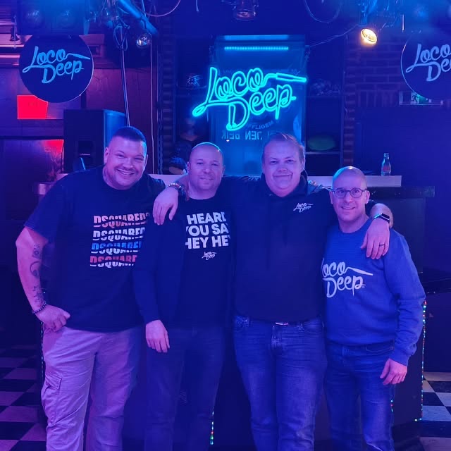 Het Loco Deep-team poseert in de club